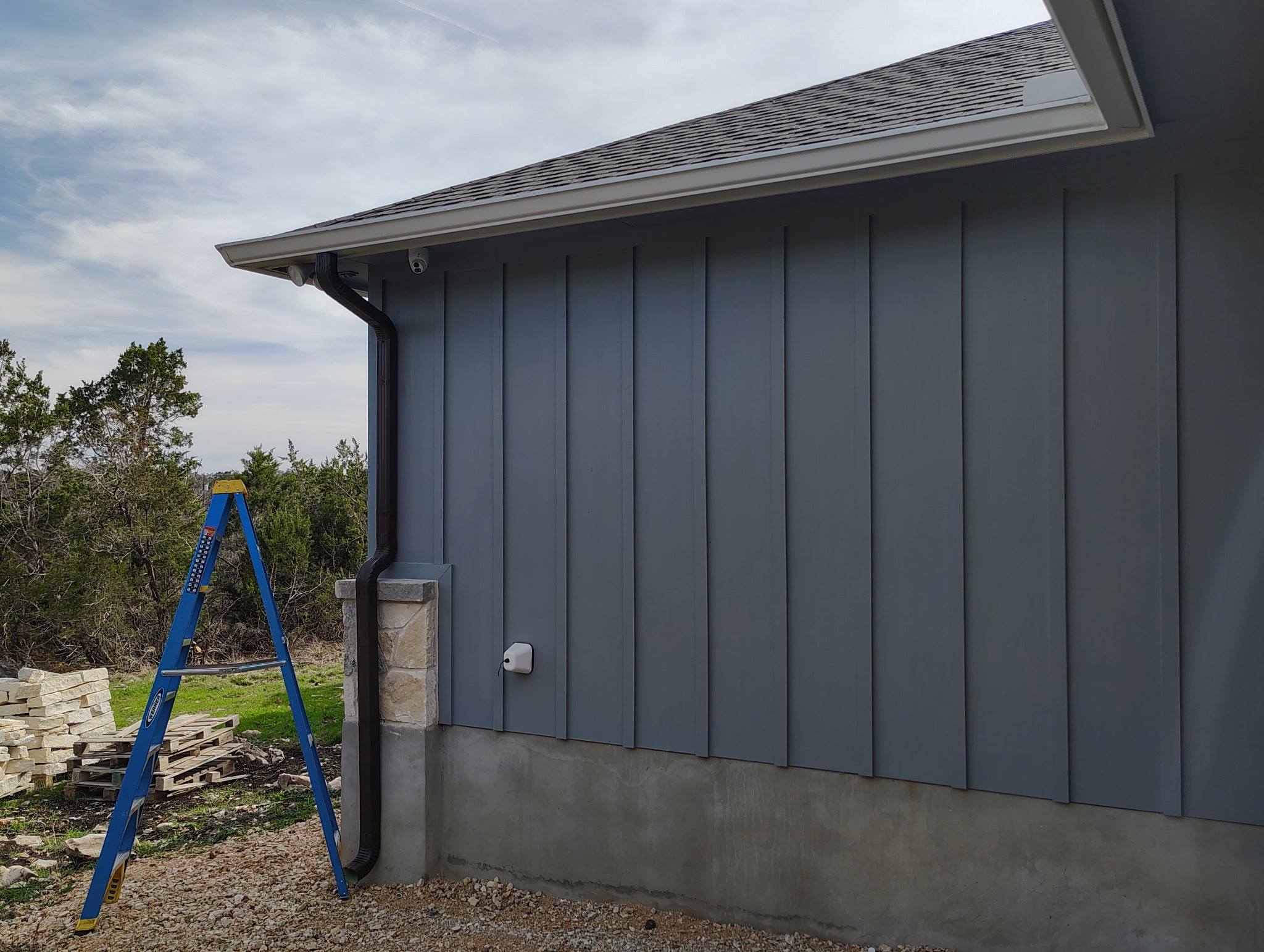 Custom seamless gutter installation